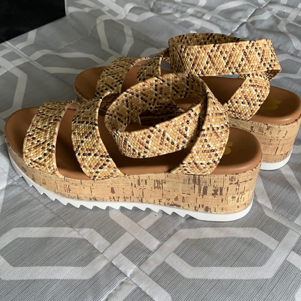 R2 Platform beige natural rafia Sandals size 7